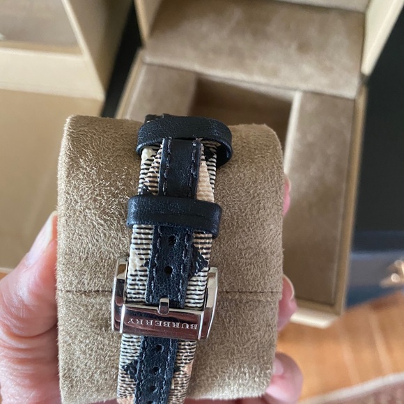 Burberry ladies haymarket the city watch - Picture 4 of 8